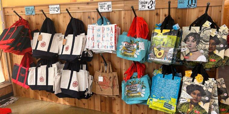 【希少/関税負担一切無/送料無料/海外限定/セール】Trader Joe's 2025年最新】普段使いできるTrader Joe'sのエコバックはなぜ人気