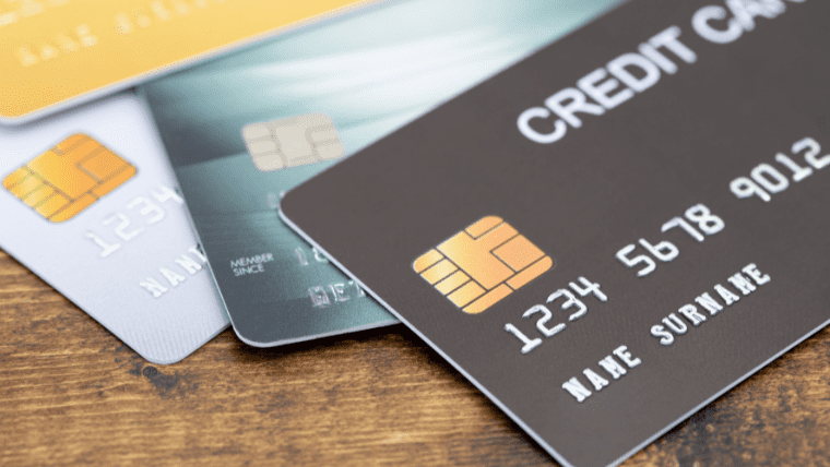 海外旅行にクレジットカードは何枚持っていくべき？