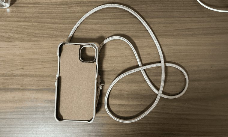 首からスマホをぶら下げる